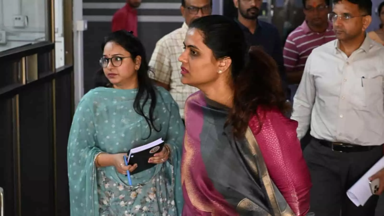 चित्तौड़गढ़: जिला कलक्टर डॉ. मंजू ने यूआईटी की योजनाओं की समीक्षा की चित्तौड़गढ़: जिला कलक्टर डॉ. मंजू ने यूआईटी की योजनाओं की समीक्षा की