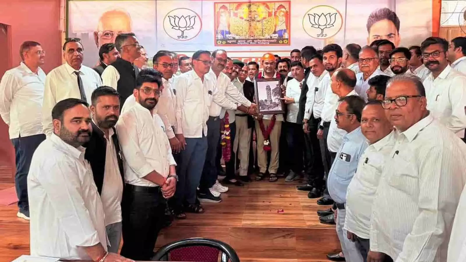 चित्तौड़गढ़: विधायक चंद्रभान सिंह आक्या का जिला अभिभाषक संस्थान ने किया अभिनंदन चित्तौड़गढ़: विधायक चंद्रभान सिंह आक्या का जिला अभिभाषक संस्थान ने किया अभिनंदन