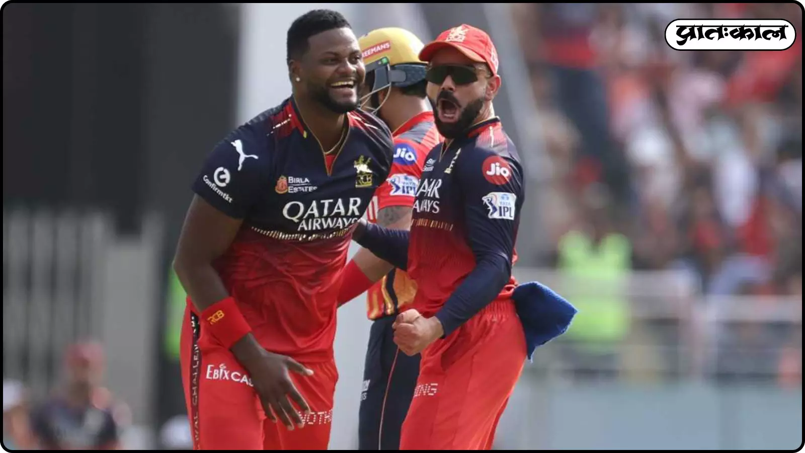 क्रिकेट के मैदान पर आरसीबी की जर्सी पहने रोमारियो शेफर्ड और विराट कोहली जश्न मनाते हुए। क्रिकेट के मैदान पर आरसीबी की जर्सी पहने रोमारियो शेफर्ड और विराट कोहली जश्न मनाते हुए।