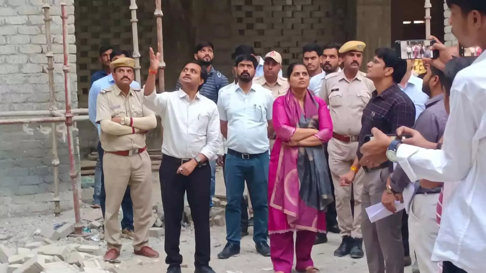 जिला कलक्टर डॉ. मंजू का निम्बाहेड़ा दौरा: चिकित्सालय और कार्यालयों का निरीक्षण जिला कलक्टर डॉ. मंजू का निम्बाहेड़ा दौरा: चिकित्सालय और कार्यालयों का निरीक्षण