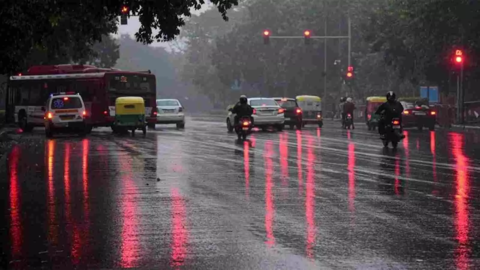 बारिश के दौरान दिल्ली की सड़क पर कार और मोटरसाइकिल हेडलाइट जलाकर धीमी गति से चलते हुए। बारिश के दौरान दिल्ली की सड़क पर कार और मोटरसाइकिल हेडलाइट जलाकर धीमी गति से चलते हुए।