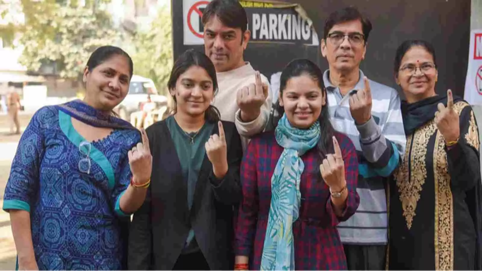 स्याही लगी उंगली दिखाते मुस्कुराते हुए भारतीय मतदाता असम पुडुचेरी विधानसभा चुनाव के दौरान। स्याही लगी उंगली दिखाते मुस्कुराते हुए भारतीय मतदाता असम पुडुचेरी विधानसभा चुनाव के दौरान।