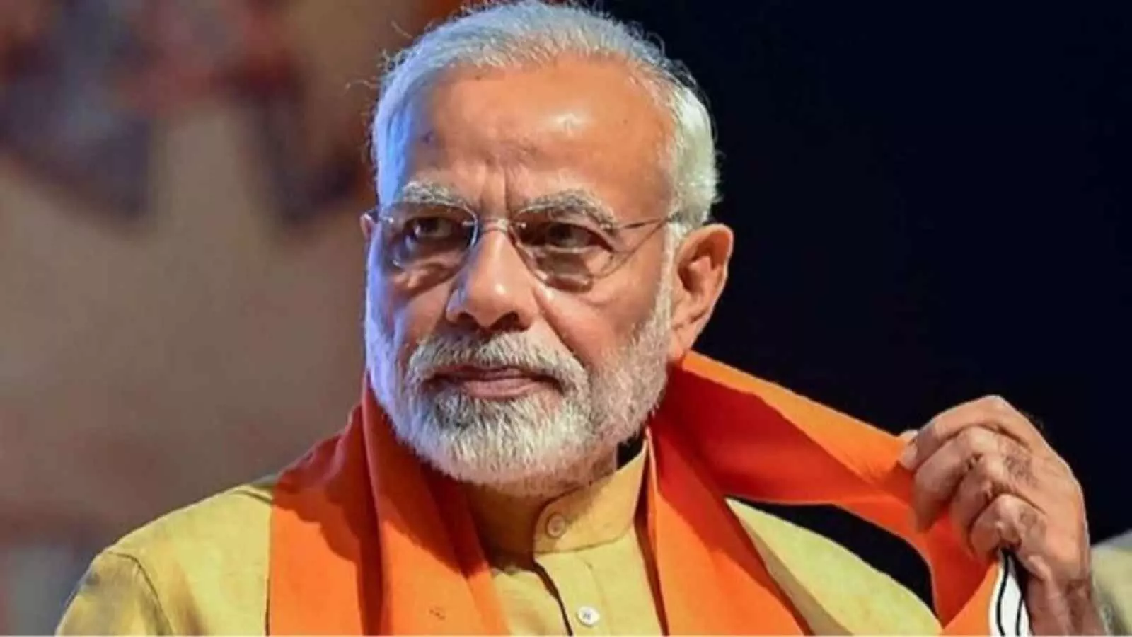चश्मा पहने प्रधानमंत्री नरेंद्र मोदी केसरिया अंगवस्त्र के साथ एक सार्वजनिक कार्यक्रम के दौरान दिख रहे हैं। चश्मा पहने प्रधानमंत्री नरेंद्र मोदी केसरिया अंगवस्त्र के साथ एक सार्वजनिक कार्यक्रम के दौरान दिख रहे हैं।