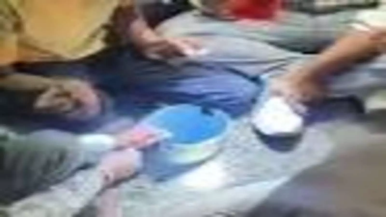 अंधेरे में जमीन पर बैठकर टॉर्च की रोशनी में बोरवेल रेस्क्यू का प्रयास करते ग्रामीण और कर्मी।