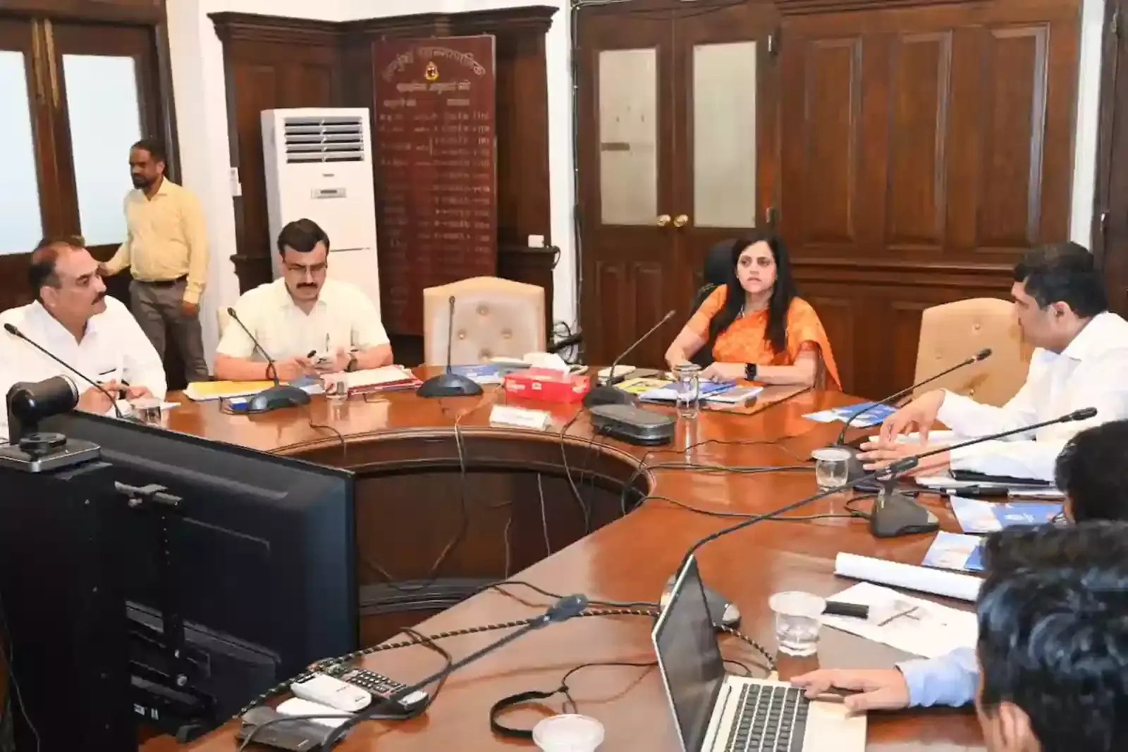 मुंबई बीएमसी मुख्यालय में नगर आयुक्त अश्विनी भिडे अधिकारियों के साथ स्वच्छता प्रबंधन पर बैठक करती हुईं। मुंबई बीएमसी मुख्यालय में नगर आयुक्त अश्विनी भिडे अधिकारियों के साथ स्वच्छता प्रबंधन पर बैठक करती हुईं।
