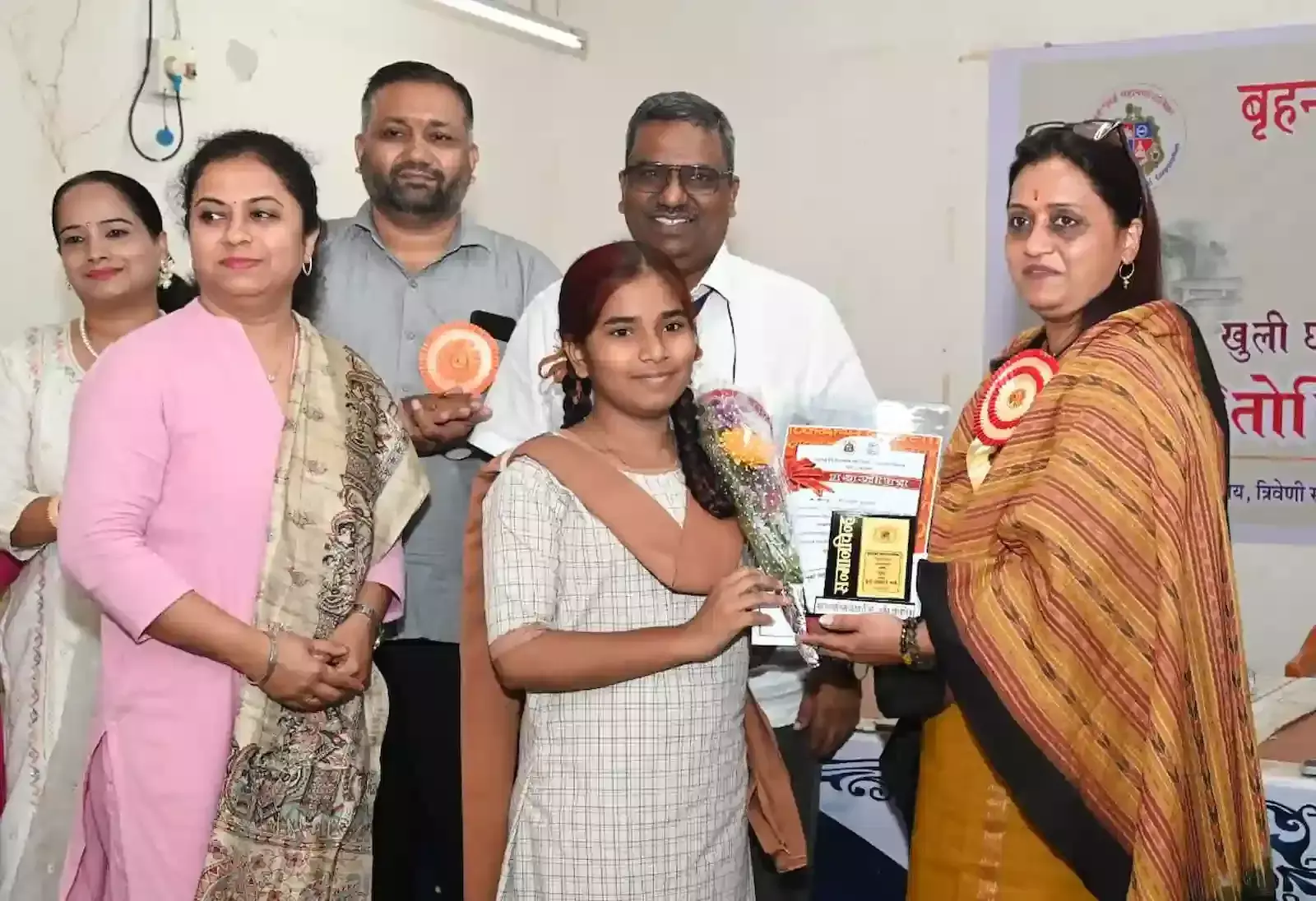 करी रोड मनपा स्कूल में माझी मुंबई फोटोग्राफी प्रतियोगिता के विजेताओं को पुरस्कार देतीं राजेश्री शिरवडकर। करी रोड मनपा स्कूल में माझी मुंबई फोटोग्राफी प्रतियोगिता के विजेताओं को पुरस्कार देतीं राजेश्री शिरवडकर।