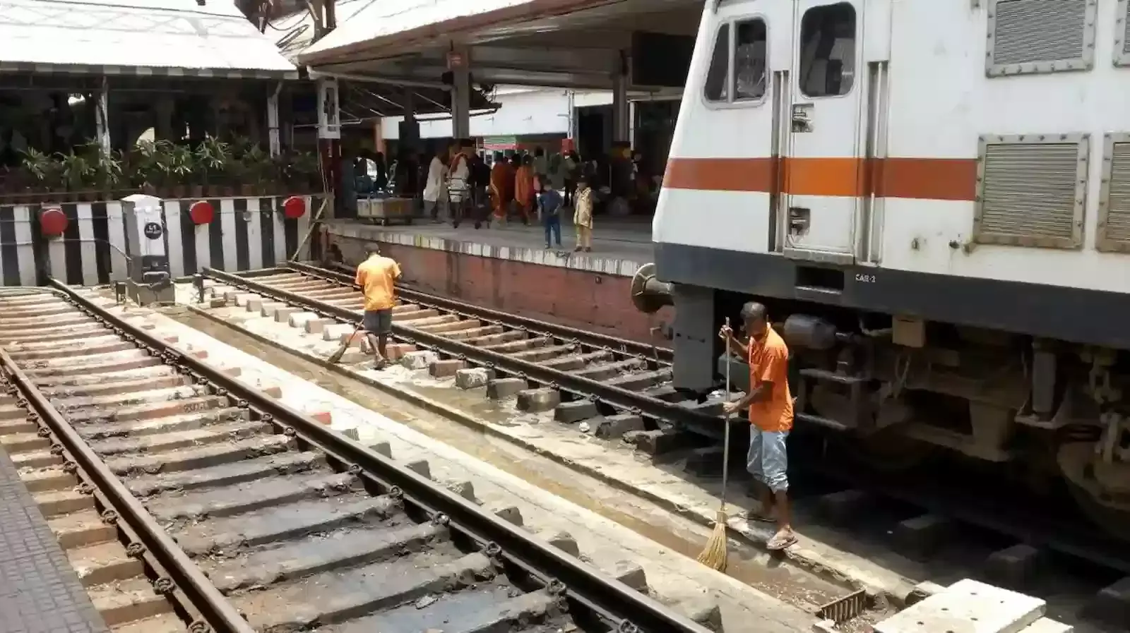 मुंबई में रेलवे ट्रैक के नीचे संकरे नालों से कचरा निकालती रिमोट कंट्रोल स्विंग लोडर मशीन। मुंबई में रेलवे ट्रैक के नीचे संकरे नालों से कचरा निकालती रिमोट कंट्रोल स्विंग लोडर मशीन।