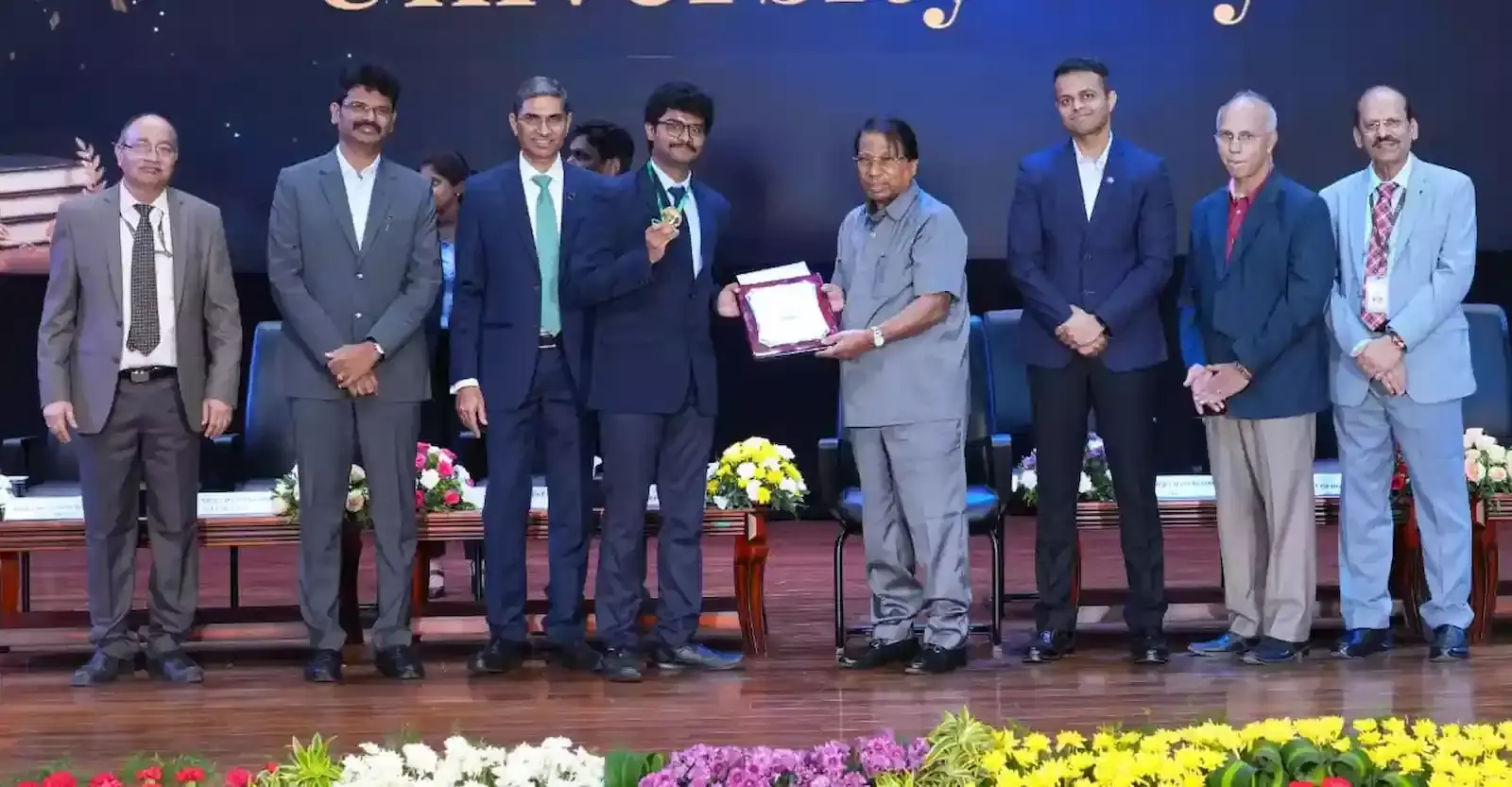 विट चेन्नई में आयोजित यूनिवर्सिटी डे कार्यक्रम के दौरान मंचासीन मुख्य अतिथि और अन्य गणमान्य व्यक्ति। विट चेन्नई में आयोजित यूनिवर्सिटी डे कार्यक्रम के दौरान मंचासीन मुख्य अतिथि और अन्य गणमान्य व्यक्ति।