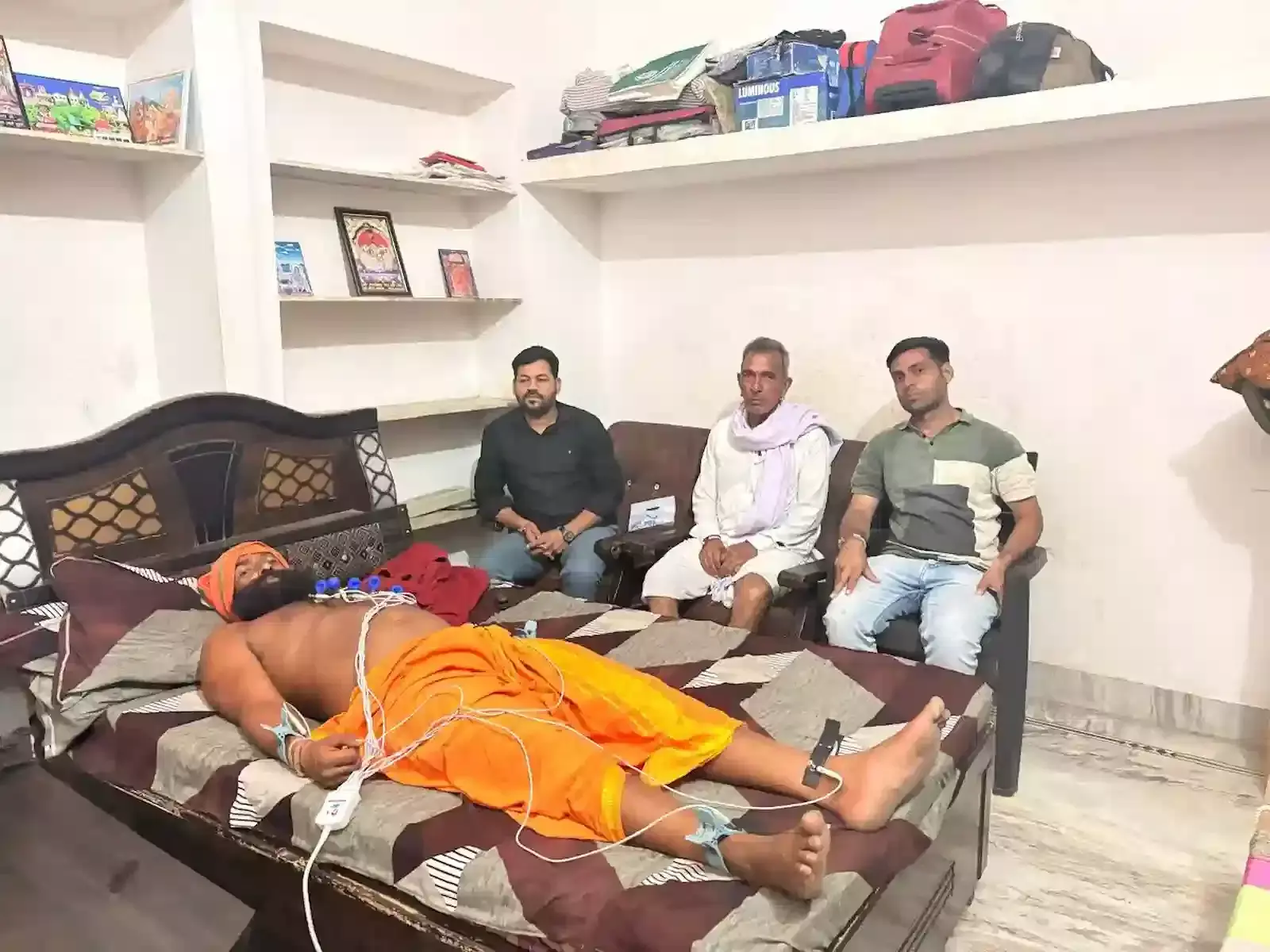 बेगूं के हरपुरा पारसोली चौराहे पर दंडवत यात्रा करते संत राजगिरि महाराज और उपस्थित ग्रामीण। बेगूं के हरपुरा पारसोली चौराहे पर दंडवत यात्रा करते संत राजगिरि महाराज और उपस्थित ग्रामीण।