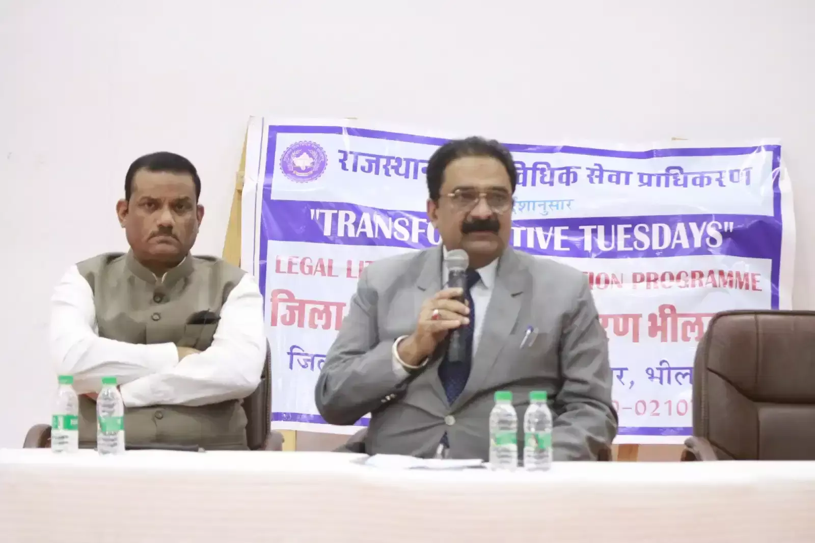 भीलवाड़ा के स्कूल में साइबर सुरक्षा जागरूकता कार्यक्रम के दौरान शिकायत पेटी का उद्घाटन करते जिला न्यायाधीश अभय जैन। भीलवाड़ा के स्कूल में साइबर सुरक्षा जागरूकता कार्यक्रम के दौरान शिकायत पेटी का उद्घाटन करते जिला न्यायाधीश अभय जैन।