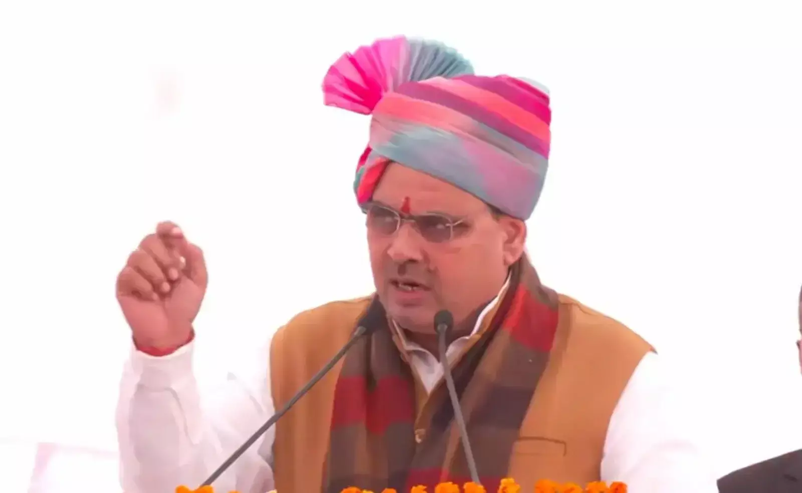 मुख्यमंत्री भजनलाल शर्मा जयपुर में यातायात सुधार और जेडीए प्रोजेक्ट्स की समीक्षा बैठक की अध्यक्षता करते हुए। मुख्यमंत्री भजनलाल शर्मा जयपुर में यातायात सुधार और जेडीए प्रोजेक्ट्स की समीक्षा बैठक की अध्यक्षता करते हुए।