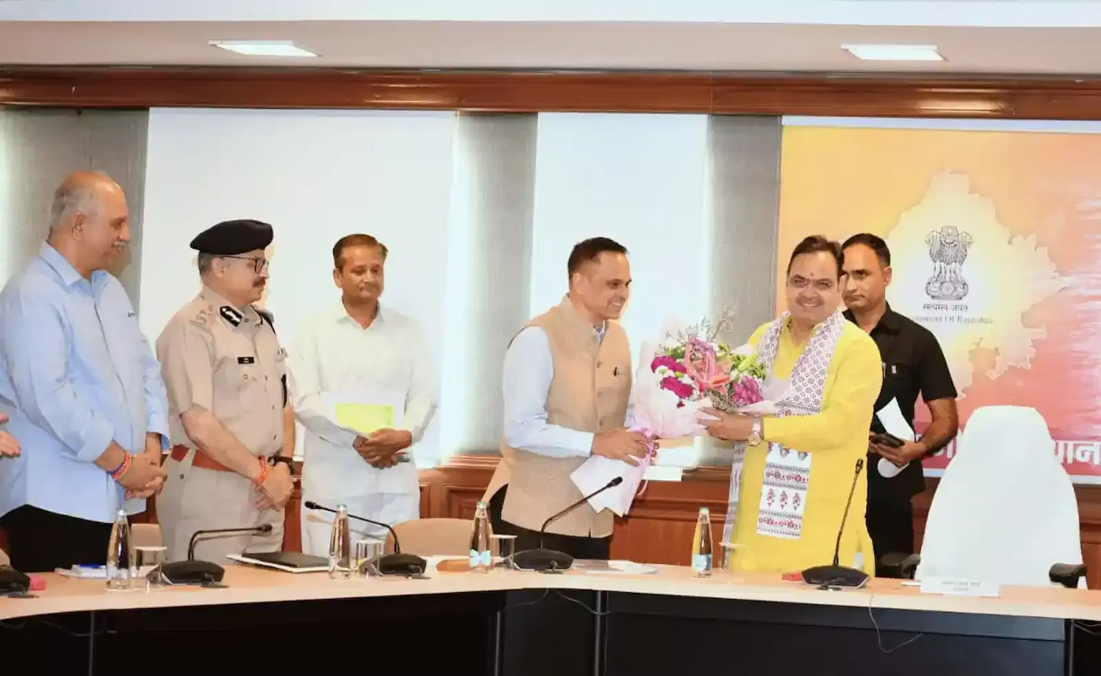 विवेकानन्द ग्लोबल विश्वविद्यालय जयपुर के प्रांगण में मूट कोर्ट प्रतियोगिता के दौरान वाद-विवाद करते विधि छात्र और निर्णायक मंडल। विवेकानन्द ग्लोबल विश्वविद्यालय जयपुर के प्रांगण में मूट कोर्ट प्रतियोगिता के दौरान वाद-विवाद करते विधि छात्र और निर्णायक मंडल।
