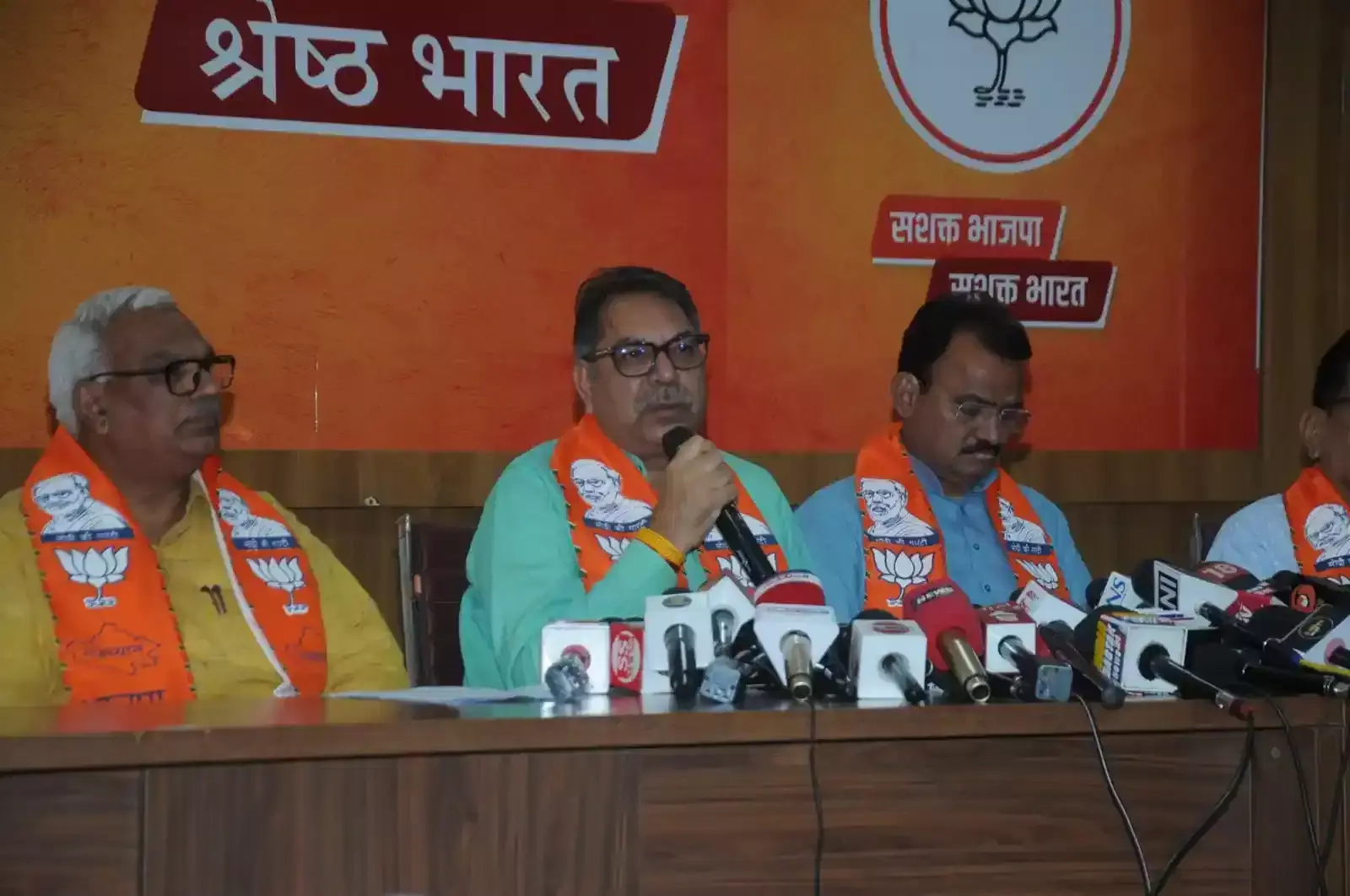 जयपुर भाजपा कार्यालय में प्रेस वार्ता करते सतीश पूनिया प्रेमचंद बैरवा और जवाहर सिंह बेढ़म राजस्थान विकास कार्यों की जानकारी देते हुए। जयपुर भाजपा कार्यालय में प्रेस वार्ता करते सतीश पूनिया प्रेमचंद बैरवा और जवाहर सिंह बेढ़म राजस्थान विकास कार्यों की जानकारी देते हुए।