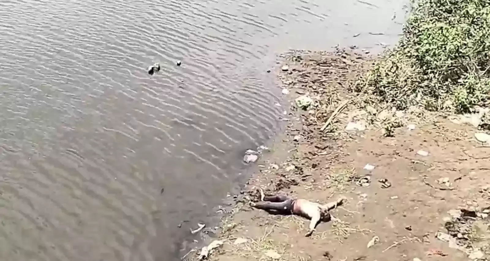 माळू नदी के पास पुलिस और आपदा प्रबंधन टीम की मौजूदगी में शव बरामदगी की प्रक्रिया।