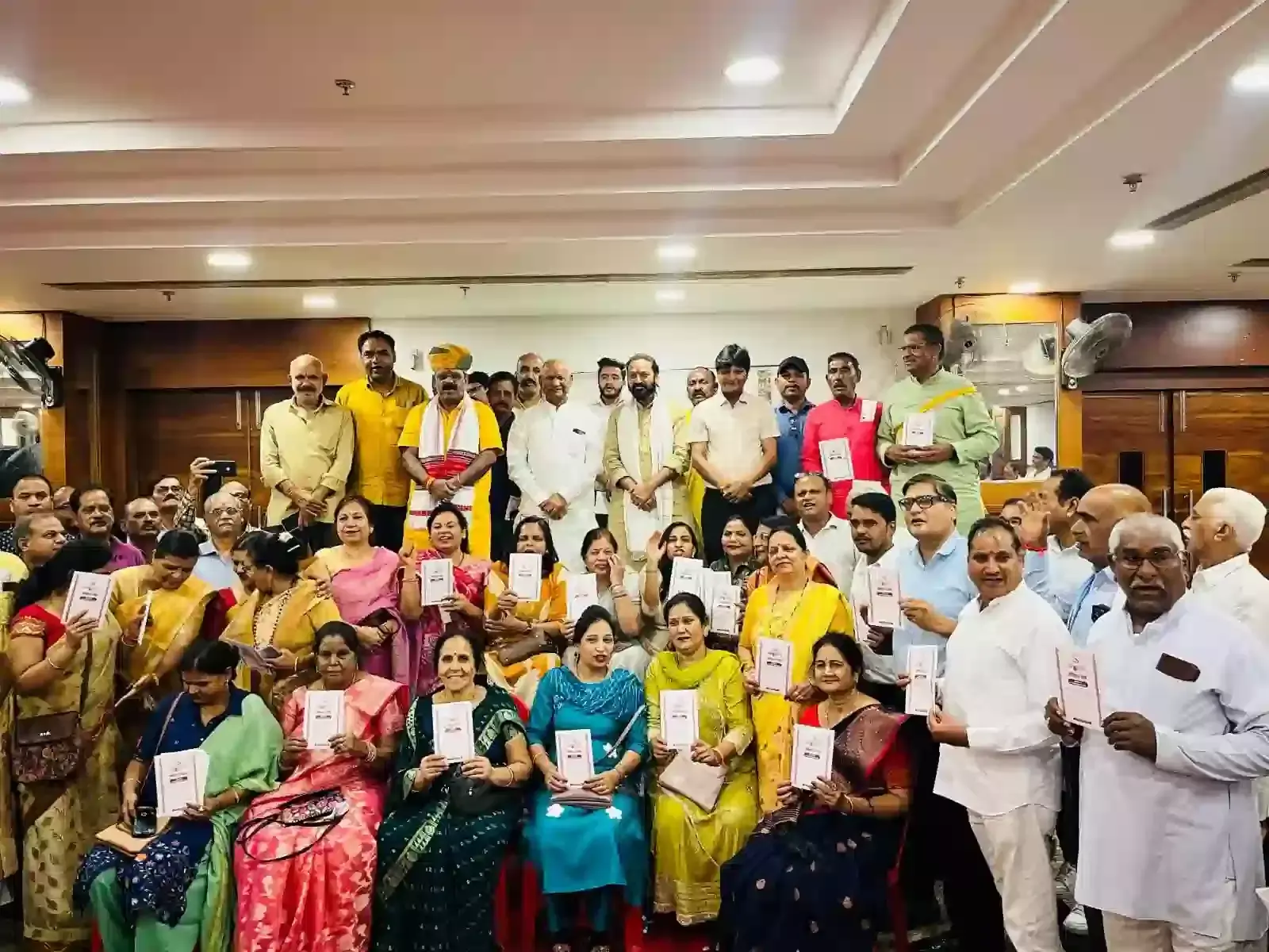 नए कोटा में संविधान पार्क शिलान्यास की तैयारी बैठक में शामिल होते विभिन्न समाजों के पदाधिकारी और विधायक संदीप शर्मा। नए कोटा में संविधान पार्क शिलान्यास की तैयारी बैठक में शामिल होते विभिन्न समाजों के पदाधिकारी और विधायक संदीप शर्मा।