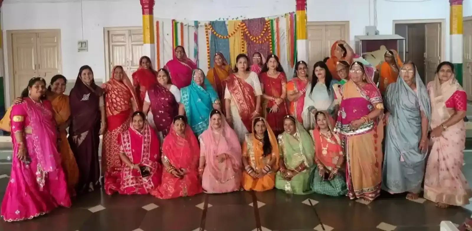आमेट के तेरापंथ सभा भवन में पारंपरिक राजस्थानी वेशभूषा पहनकर घूमर नृत्य करतीं महिलाएं। आमेट के तेरापंथ सभा भवन में पारंपरिक राजस्थानी वेशभूषा पहनकर घूमर नृत्य करतीं महिलाएं।