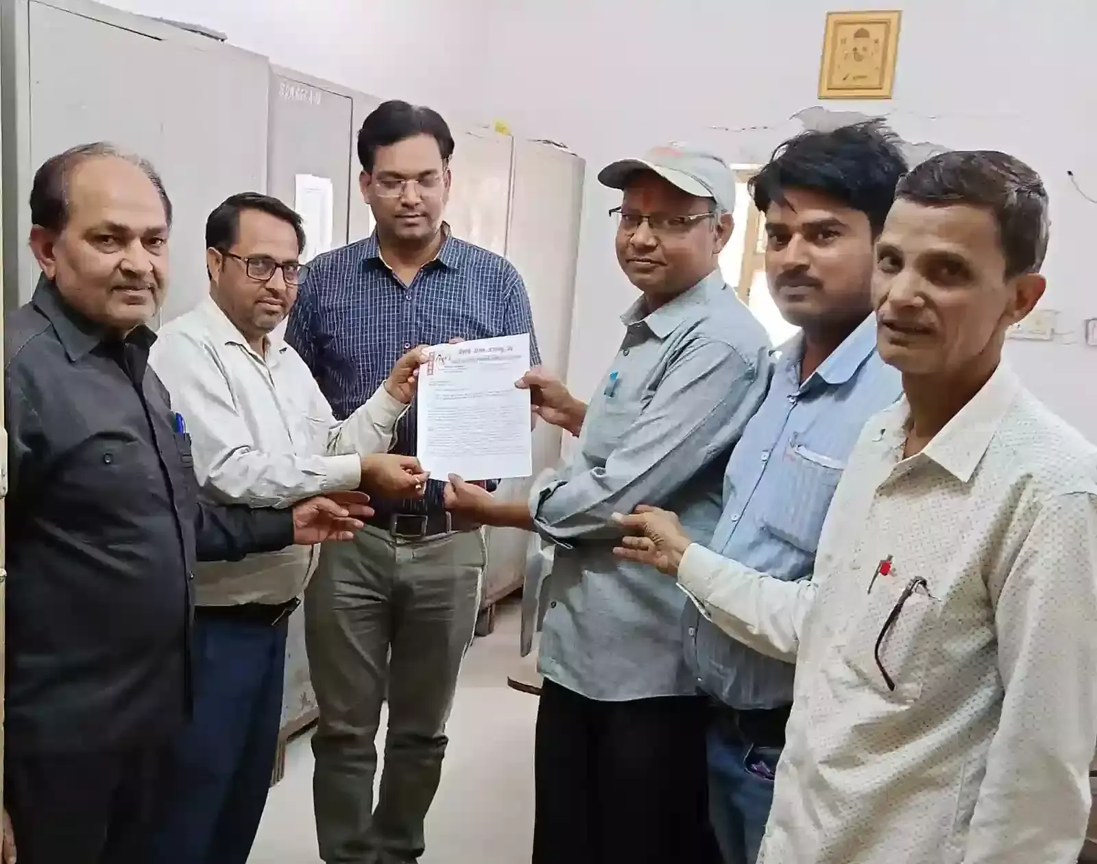 गंगापुर सिटी में पत्रकार समूह द्वारा जैसलमेर मामले को लेकर प्रधानमंत्री के नाम ज्ञापन सौंपने का दृश्य। गंगापुर सिटी में पत्रकार समूह द्वारा जैसलमेर मामले को लेकर प्रधानमंत्री के नाम ज्ञापन सौंपने का दृश्य।