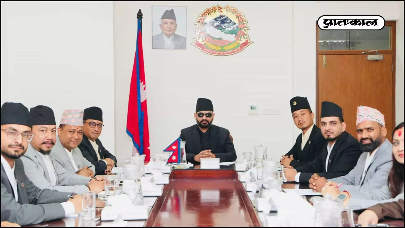 नेपाल के प्रधानमंत्री बालेन शाह काठमांडू में अपने कैबिनेट मंत्रियों के साथ बैठक की अध्यक्षता करते हुए भविष्य के सुधारों पर विचार-विमर्श कर रहे हैं। नेपाल के प्रधानमंत्री बालेन शाह काठमांडू में अपने कैबिनेट मंत्रियों के साथ बैठक की अध्यक्षता करते हुए भविष्य के सुधारों पर विचार-विमर्श कर रहे हैं।