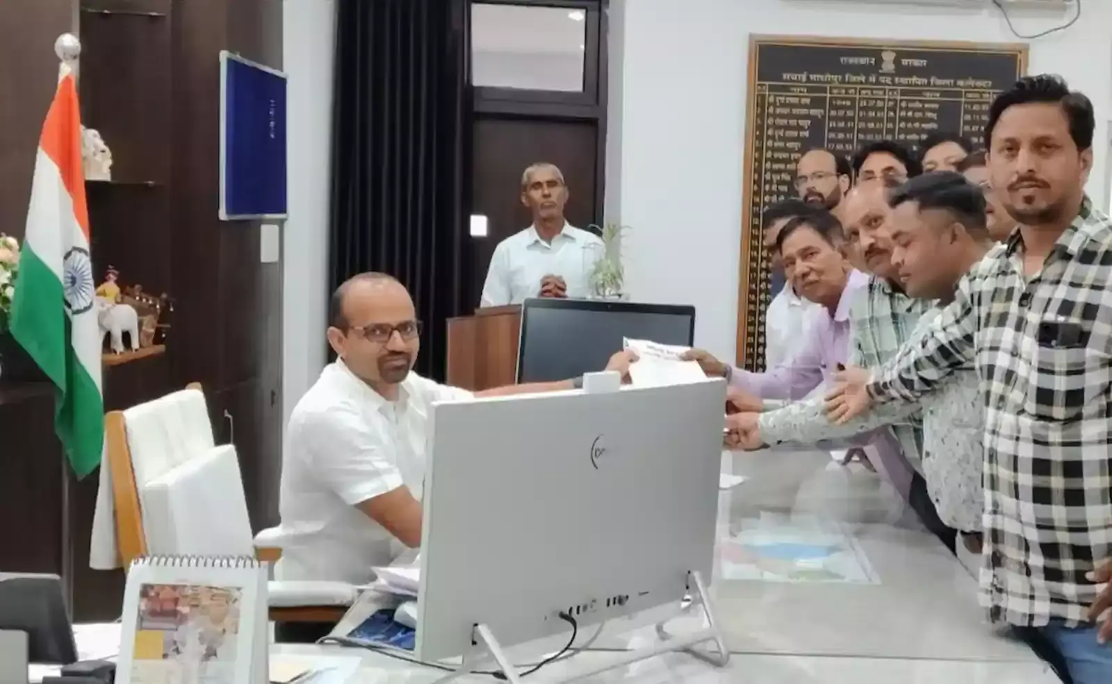 सवाई माधोपुर कलेक्ट्रेट में पत्रकार प्रधानमंत्री के नाम ज्ञापन सौंपकर जैसलमेर प्रकरण की जांच की मांग कर रहे हैं। सवाई माधोपुर कलेक्ट्रेट में पत्रकार प्रधानमंत्री के नाम ज्ञापन सौंपकर जैसलमेर प्रकरण की जांच की मांग कर रहे हैं।