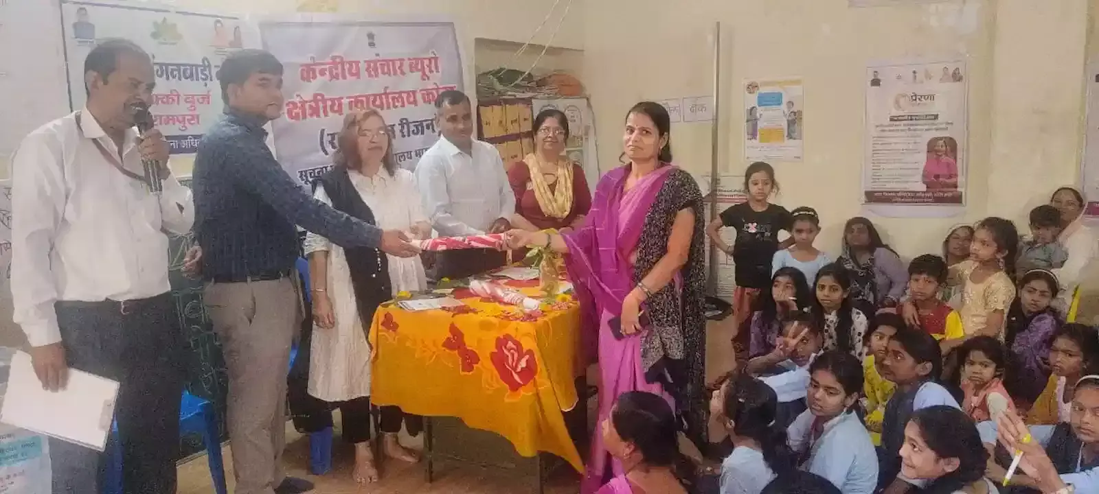 कोटा के लक्की बुर्ज सेंटर पर पोषण पखवाड़ा के दौरान पौष्टिक व्यंजन प्रदर्शनी का अवलोकन करतीं महिला अधिकारी और आंगनबाड़ी कार्यकर्ता। कोटा के लक्की बुर्ज सेंटर पर पोषण पखवाड़ा के दौरान पौष्टिक व्यंजन प्रदर्शनी का अवलोकन करतीं महिला अधिकारी और आंगनबाड़ी कार्यकर्ता।