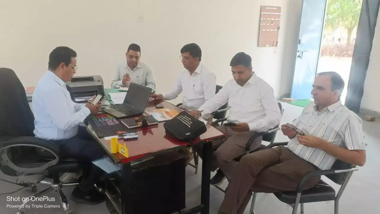 राजकीय उच्च माध्यमिक विद्यालय असरजाना में शिक्षा विभाग के अधिकारी प्रवेशोत्सव अभियान के दस्तावेजों और रिकॉर्ड की जांच करते हुए।