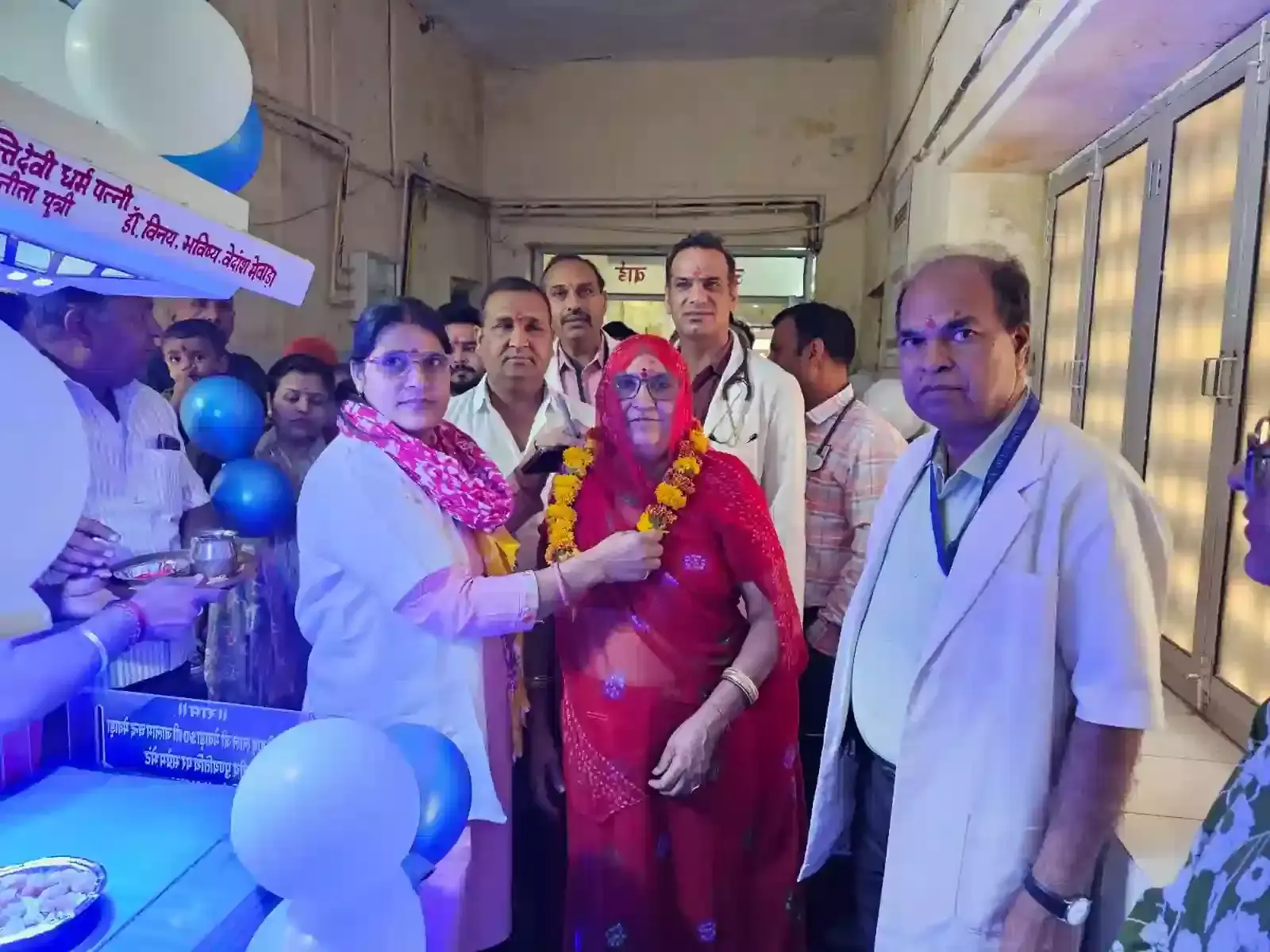 रायपुर उप जिला अस्पताल में शांति देवी द्वारा नवजात शिशुओं हेतु फोटो थैरेपी मशीन का उद्घाटन किया जा रहा है। रायपुर उप जिला अस्पताल में शांति देवी द्वारा नवजात शिशुओं हेतु फोटो थैरेपी मशीन का उद्घाटन किया जा रहा है।