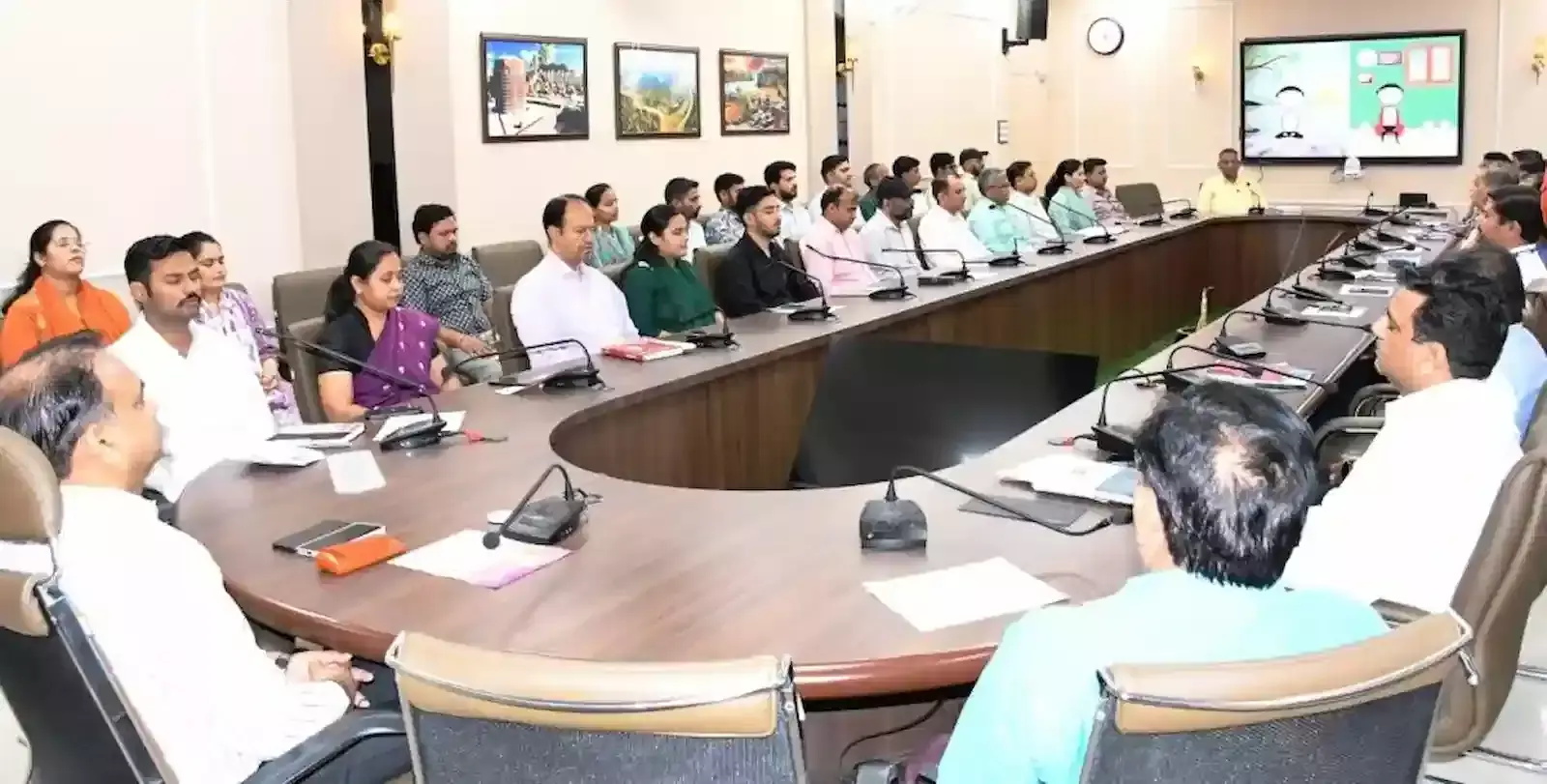 बारां कलेक्ट्रेट सभागार में जिला स्थापना दिवस पर आयोजित तनाव प्रबंधन कार्यशाला में ध्यान मुद्रा में बैठे अधिकारी और कर्मचारी। बारां कलेक्ट्रेट सभागार में जिला स्थापना दिवस पर आयोजित तनाव प्रबंधन कार्यशाला में ध्यान मुद्रा में बैठे अधिकारी और कर्मचारी।