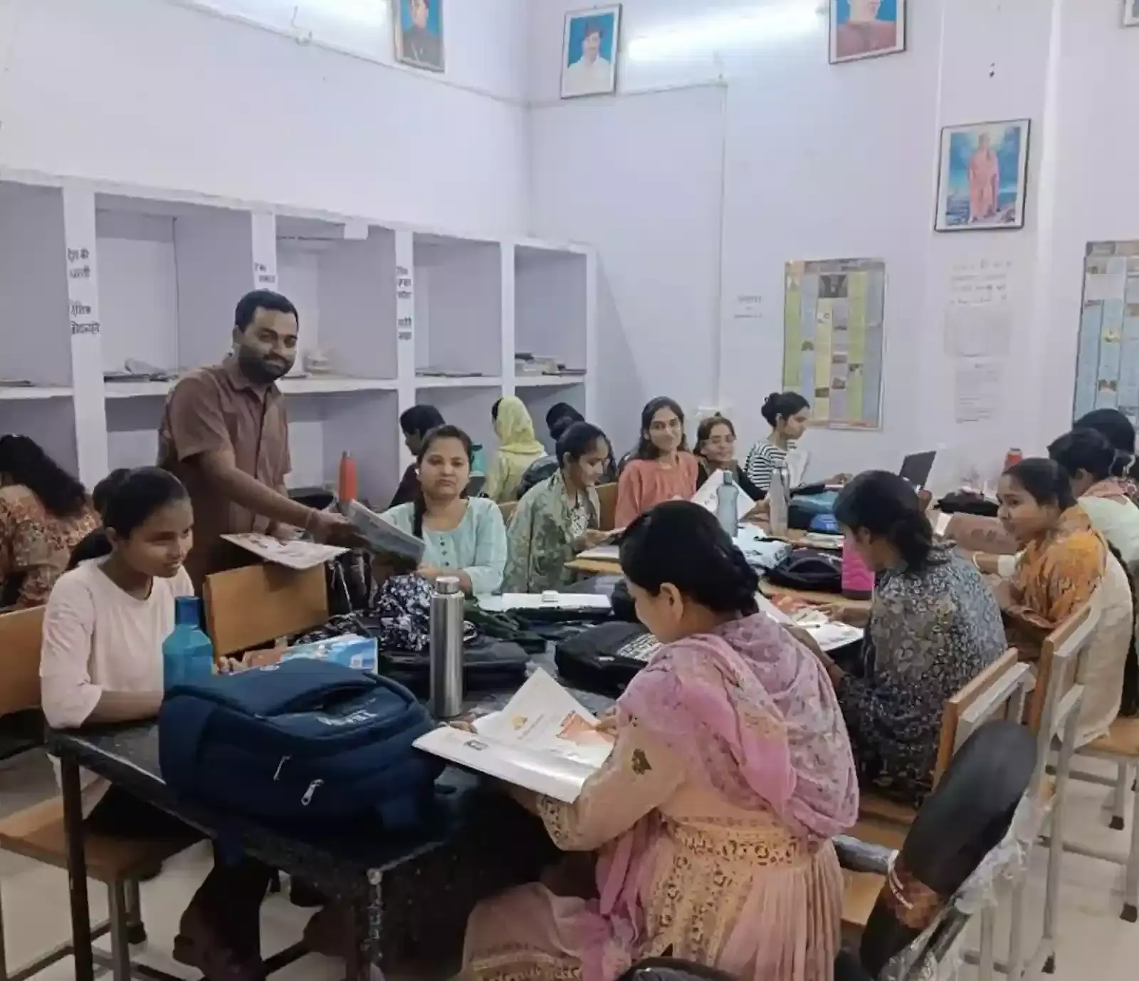 राजकीय सार्वजनिक जिला पुस्तकालय बारां में अधिकारियों द्वारा प्रतियोगी छात्रों को सुजस पत्रिका का वितरण किया जा रहा है। राजकीय सार्वजनिक जिला पुस्तकालय बारां में अधिकारियों द्वारा प्रतियोगी छात्रों को सुजस पत्रिका का वितरण किया जा रहा है।