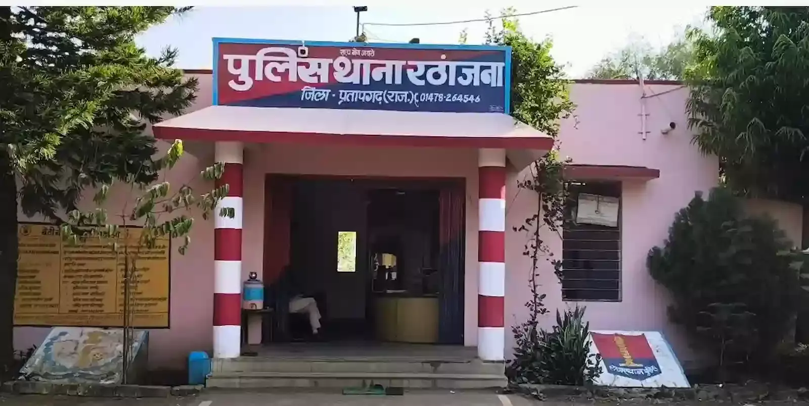 रठांजना पुलिस की गिरफ्त में खड़ा फायरिंग मामले का आरोपी साजिद खान पठान और बरामद अवैध हथियार। रठांजना पुलिस की गिरफ्त में खड़ा फायरिंग मामले का आरोपी साजिद खान पठान और बरामद अवैध हथियार।