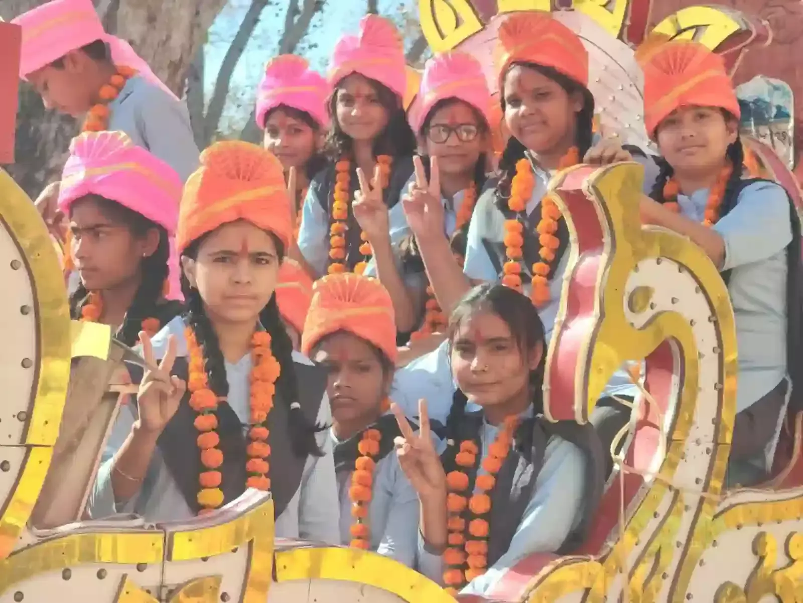 जनूथर के महात्मा गांधी विद्यालय में मेधावी छात्राओं को दुपट्टा और माला पहनाकर सम्मानित करते अतिथि और प्रधानाचार्य। जनूथर के महात्मा गांधी विद्यालय में मेधावी छात्राओं को दुपट्टा और माला पहनाकर सम्मानित करते अतिथि और प्रधानाचार्य।