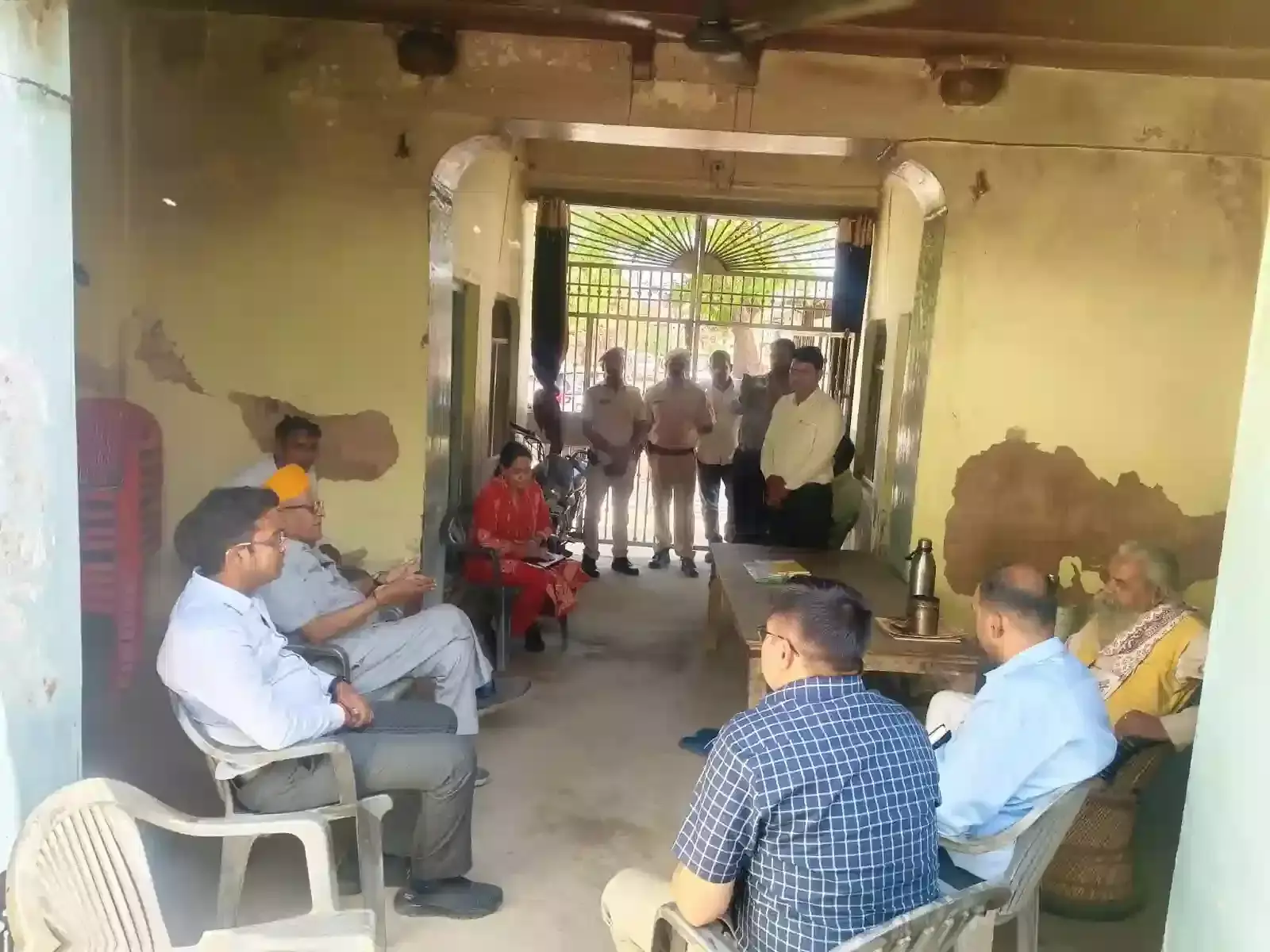 डीग के ग्राम पूंछरी में विकास कार्यों का निरीक्षण करते राजस्थान धरोहर प्राधिकरण के अध्यक्ष ओंकार सिंह लखावत। डीग के ग्राम पूंछरी में विकास कार्यों का निरीक्षण करते राजस्थान धरोहर प्राधिकरण के अध्यक्ष ओंकार सिंह लखावत।