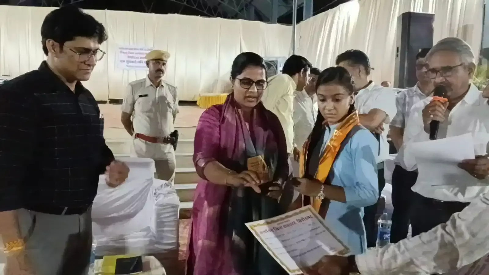 अरनिया जोशी की रात्रि चौपाल में ग्रामीणों की समस्याएं सुनतीं जिला कलक्टर डॉ. मंजू और उपस्थित प्रशासनिक अधिकारी। अरनिया जोशी की रात्रि चौपाल में ग्रामीणों की समस्याएं सुनतीं जिला कलक्टर डॉ. मंजू और उपस्थित प्रशासनिक अधिकारी।