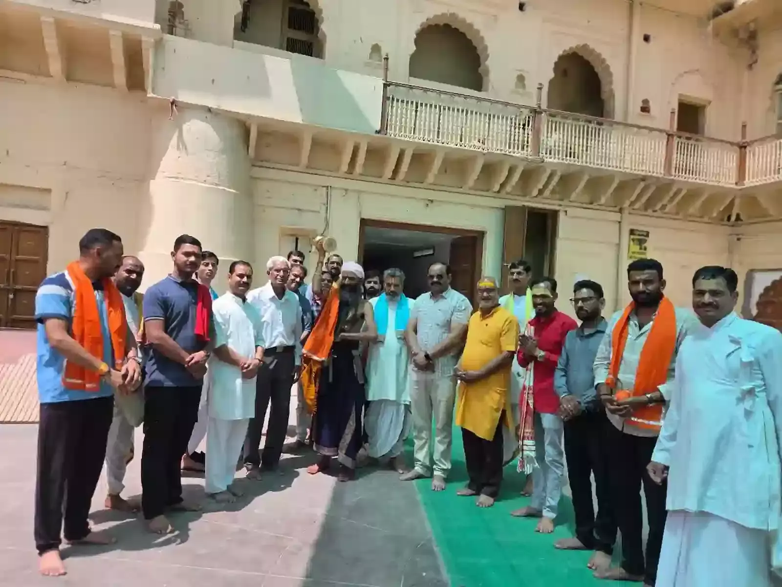 नाथद्वारा श्रीनाथजी मंदिर में पूजा करते संत डॉक्टर अगोरी शैलेन्द्र नाथ और श्रद्धालु नाथद्वारा श्रीनाथजी मंदिर में पूजा करते संत डॉक्टर अगोरी शैलेन्द्र नाथ और श्रद्धालु