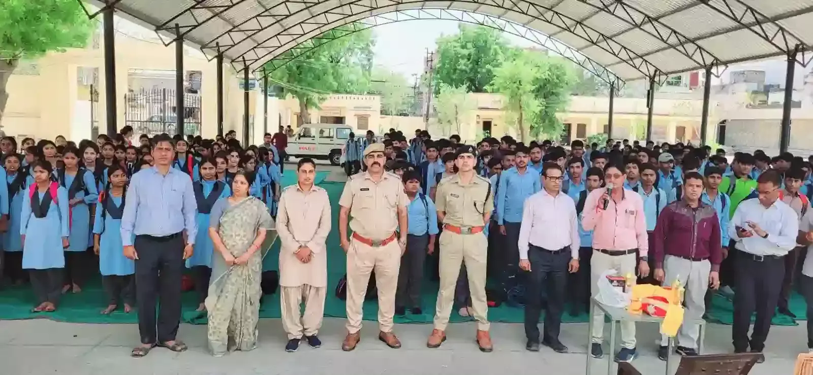 निम्बाहेड़ा के पीएमश्री स्कूल में साइबर अपराध जागरूकता कार्यक्रम के दौरान मंचासीन पुलिस अधिकारी और शिक्षक। निम्बाहेड़ा के पीएमश्री स्कूल में साइबर अपराध जागरूकता कार्यक्रम के दौरान मंचासीन पुलिस अधिकारी और शिक्षक।