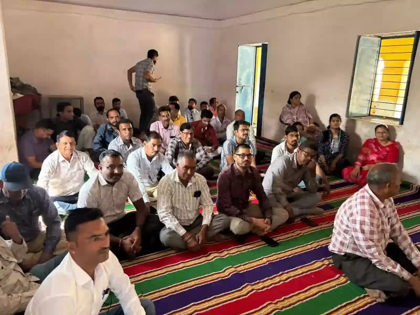झाड़ोल में अखिल भारतीय राष्ट्रीय शैक्षिक महासंघ की संगोष्ठी में वक्ता महिपाल सिंह राठौड़ और उपस्थित शिक्षक। झाड़ोल में अखिल भारतीय राष्ट्रीय शैक्षिक महासंघ की संगोष्ठी में वक्ता महिपाल सिंह राठौड़ और उपस्थित शिक्षक।
