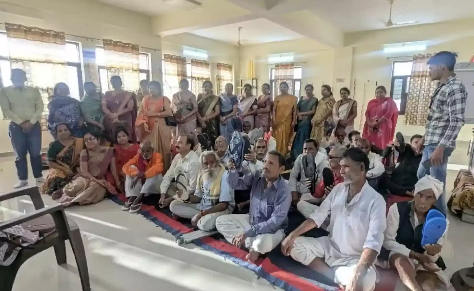 कलमंडा वृद्धाश्रम में अग्रवाल महिला संगठन की सदस्य बुजुर्गों को चप्पल वितरित करती हुई। कलमंडा वृद्धाश्रम में अग्रवाल महिला संगठन की सदस्य बुजुर्गों को चप्पल वितरित करती हुई।
