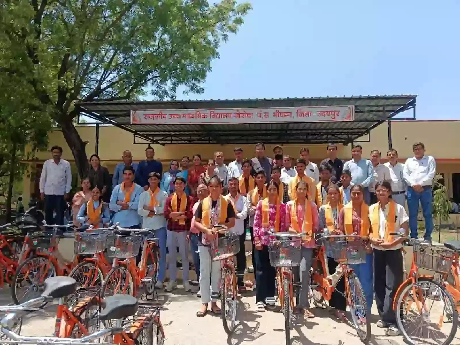 खेरोदा के सरकारी स्कूल में छात्राओं को मुख्यमंत्री निशुल्क साइकिल वितरण योजना के तहत साइकिल देते हुए अतिथि। खेरोदा के सरकारी स्कूल में छात्राओं को मुख्यमंत्री निशुल्क साइकिल वितरण योजना के तहत साइकिल देते हुए अतिथि।