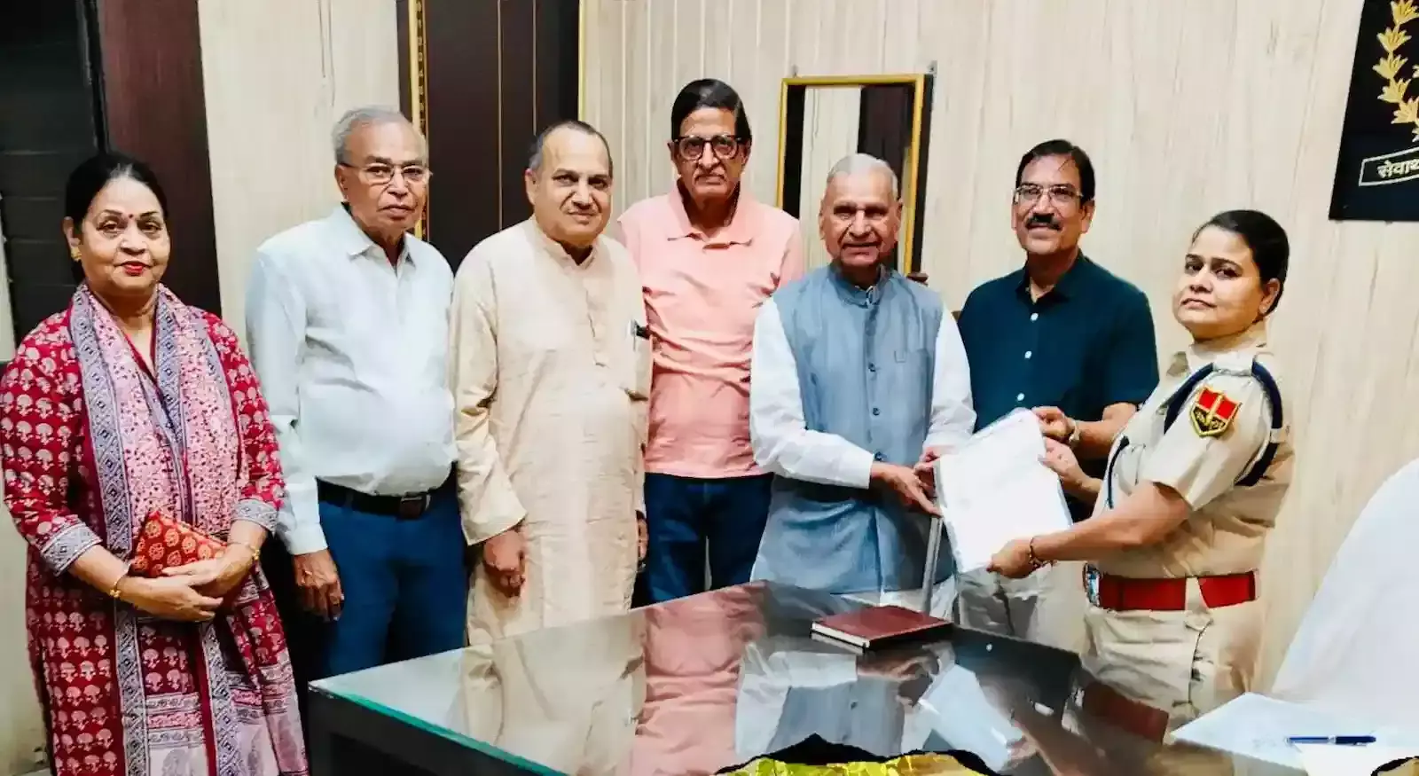 कोटा में अतिरिक्त पुलिस अधीक्षक को ज्ञापन सौंपते एसबीआई पेंशनर्स एसोसिएशन के आक्रोशित सदस्य और पदाधिकारी। कोटा में अतिरिक्त पुलिस अधीक्षक को ज्ञापन सौंपते एसबीआई पेंशनर्स एसोसिएशन के आक्रोशित सदस्य और पदाधिकारी।