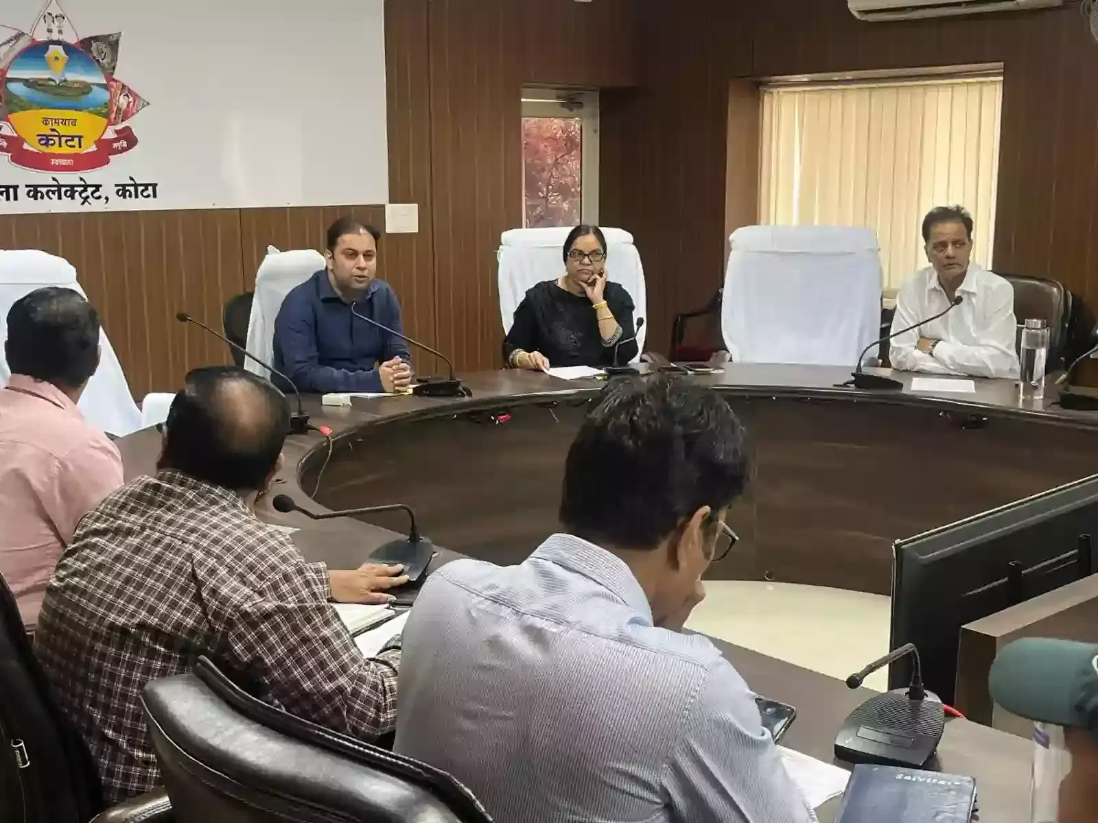 कोटा कलेक्ट्रेट में पर्यटन विकास समिति की बैठक के दौरान चर्चा करते जिला कलेक्टर और अन्य प्रशासनिक अधिकारी। कोटा कलेक्ट्रेट में पर्यटन विकास समिति की बैठक के दौरान चर्चा करते जिला कलेक्टर और अन्य प्रशासनिक अधिकारी।