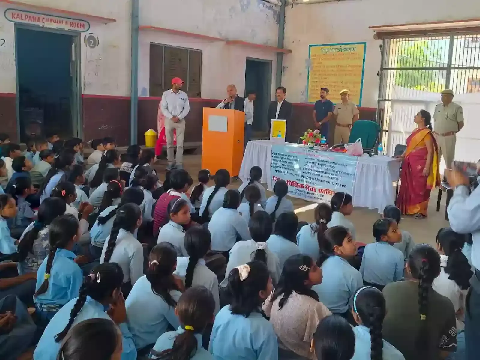 डीग के महात्मा गांधी स्कूल में विधिक जागरूकता अभियान के दौरान मंचासीन न्यायिक अधिकारी और जागरूक छात्र। डीग के महात्मा गांधी स्कूल में विधिक जागरूकता अभियान के दौरान मंचासीन न्यायिक अधिकारी और जागरूक छात्र।