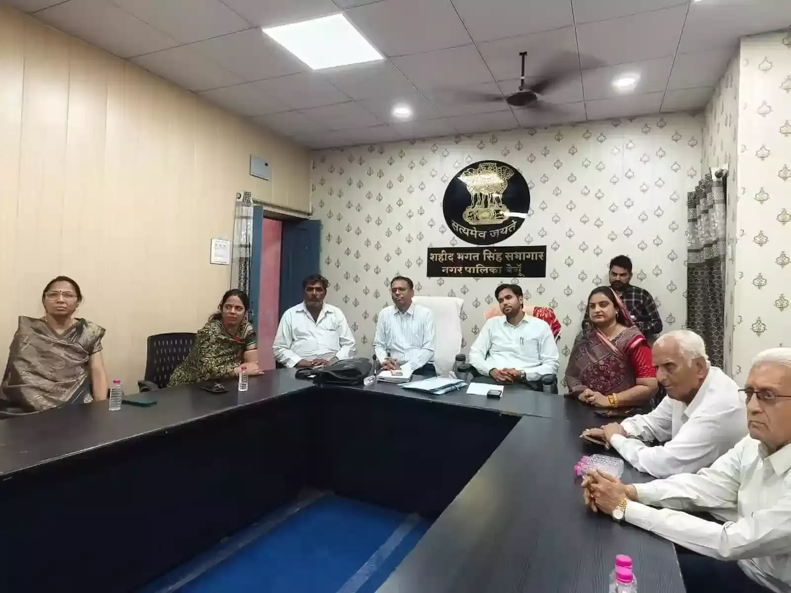 बेगूं नगर पालिका कार्यालय में एसडीएम और जनप्रतिनिधि विकसित राजस्थान 2047 की बैठक में चर्चा करते हुए। बेगूं नगर पालिका कार्यालय में एसडीएम और जनप्रतिनिधि विकसित राजस्थान 2047 की बैठक में चर्चा करते हुए।