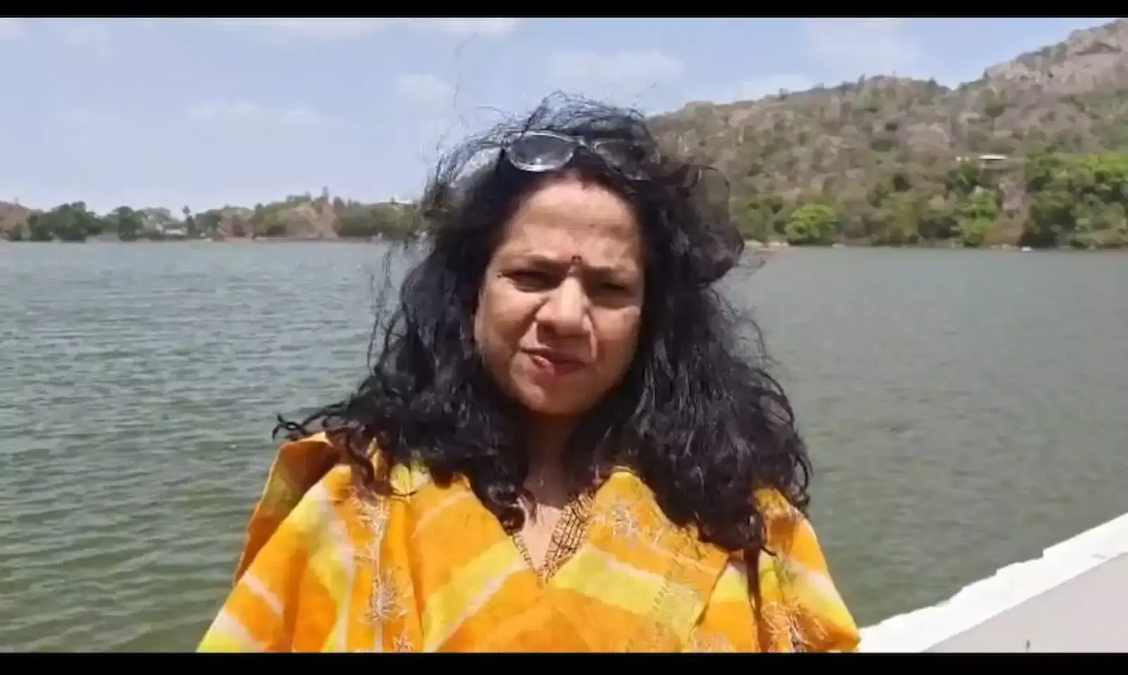 सिरोही में बांध का निरीक्षण करतीं मत्स्य विभाग की निदेशक संचिता बिश्नोई और विभागीय अधिकारी।