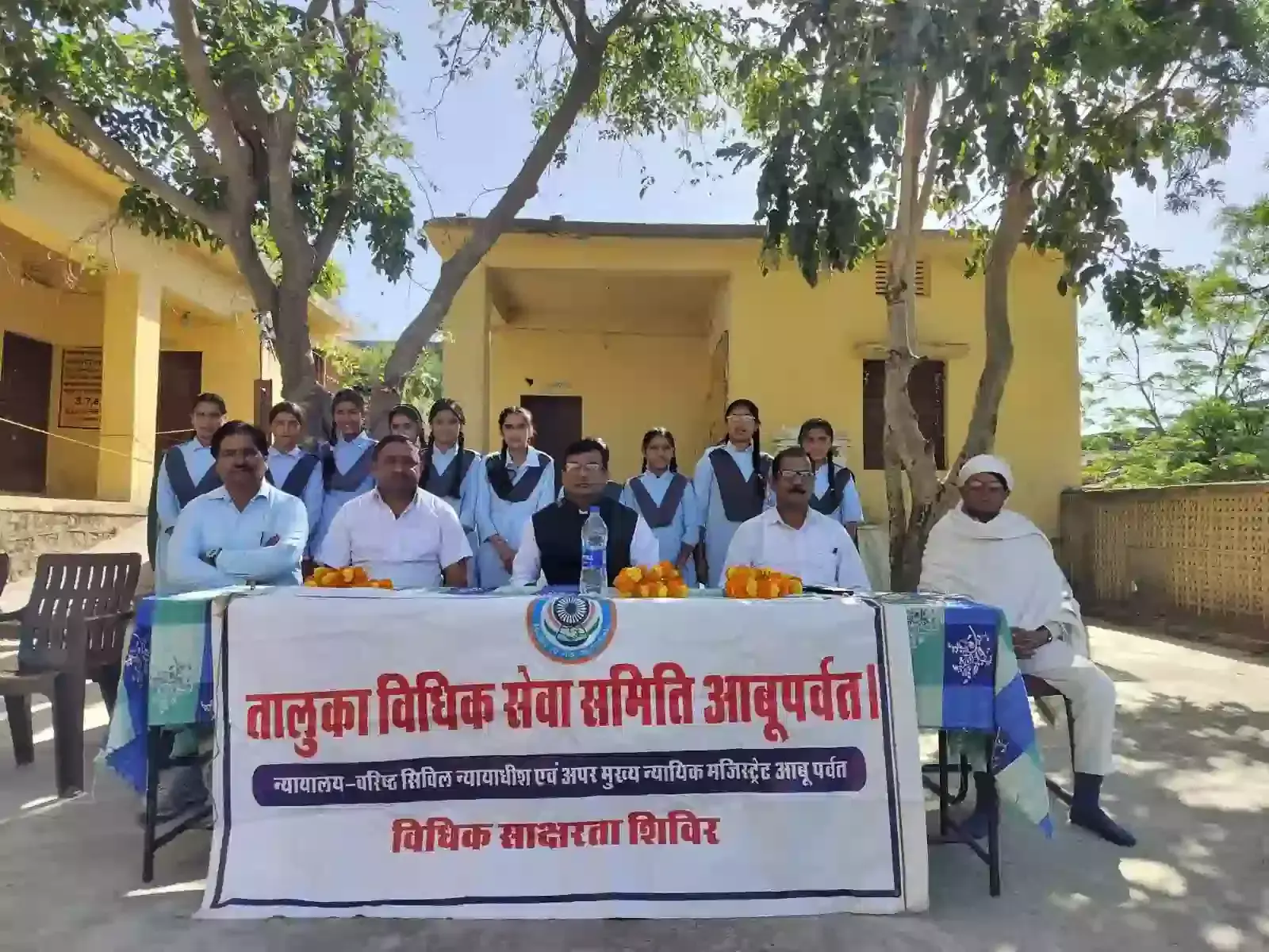 ओरिया राजकीय विद्यालय में साक्षरता शिविर के दौरान बच्चों को साइबर फ्रॉड की जानकारी देते न्यायाधीश श्याम सुंदर बिश्नोई।