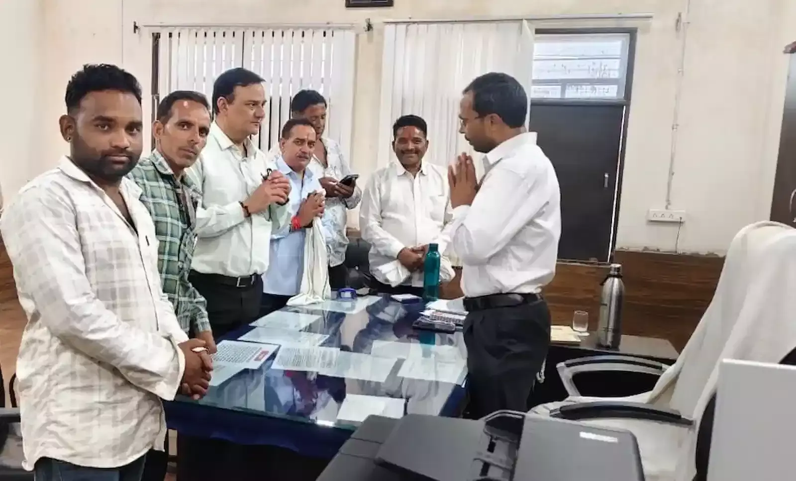 भीलवाड़ा उप श्रम आयुक्त कार्यालय में नए लेबर कोड और वेतन विसंगति पर वार्ता करते इंटक प्रतिनिधि मंडल के सदस्य। भीलवाड़ा उप श्रम आयुक्त कार्यालय में नए लेबर कोड और वेतन विसंगति पर वार्ता करते इंटक प्रतिनिधि मंडल के सदस्य।