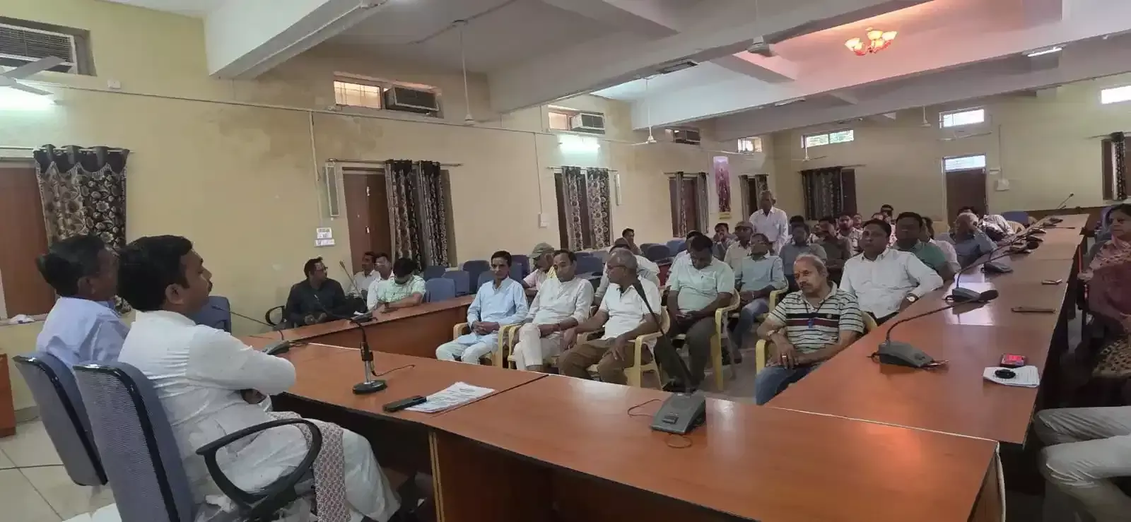 आमेट के महाराणा प्रताप सभागार में राष्ट्रीय स्वयंसेवक संघ की जन गोष्ठी के दौरान मंच पर बैठे मुख्य वक्ता और अतिथि। आमेट के महाराणा प्रताप सभागार में राष्ट्रीय स्वयंसेवक संघ की जन गोष्ठी के दौरान मंच पर बैठे मुख्य वक्ता और अतिथि।