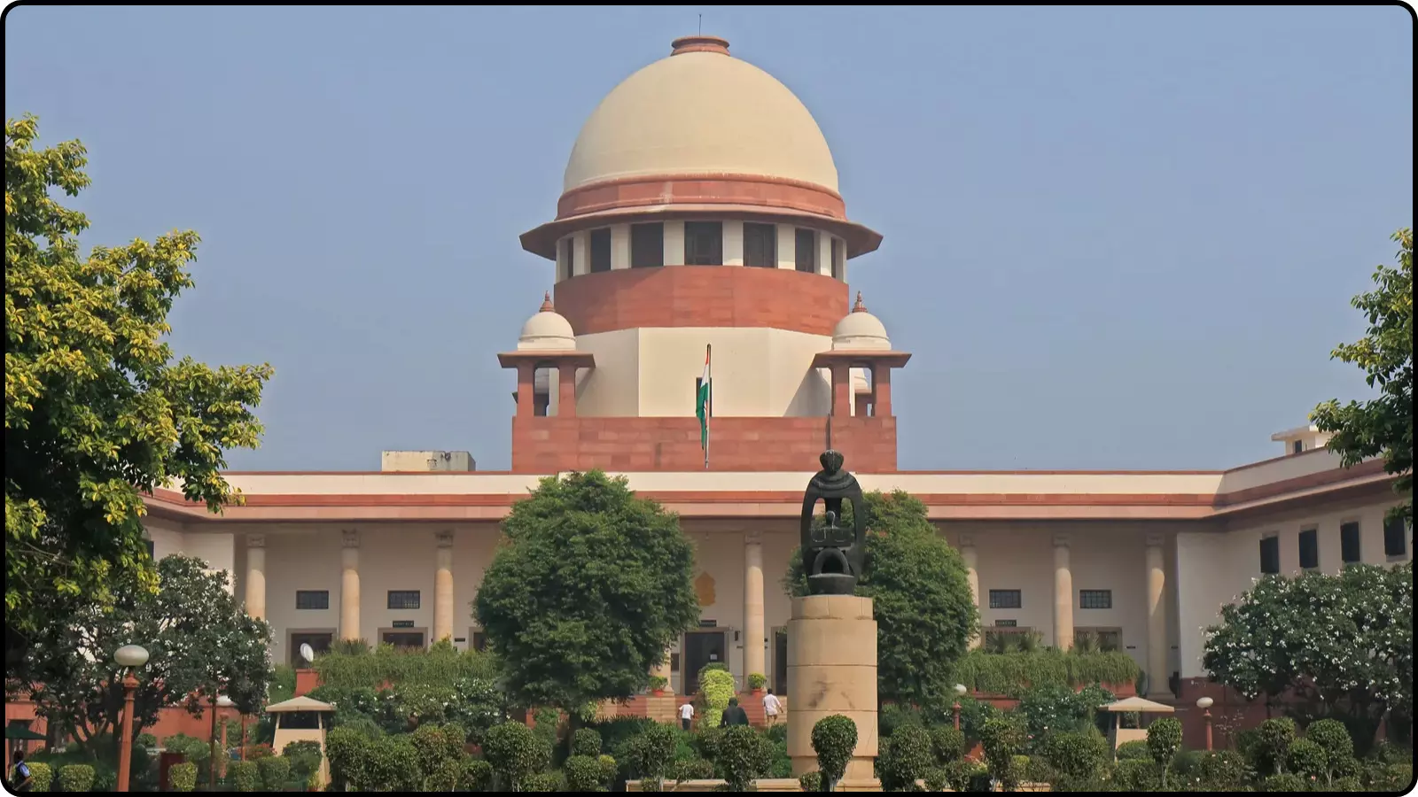 नीले आसमान के नीचे सुप्रीम कोर्ट का गुंबद और तिरंगा झंडा विवाह कानून के संदर्भ में दिख रहा है। नीले आसमान के नीचे सुप्रीम कोर्ट का गुंबद और तिरंगा झंडा विवाह कानून के संदर्भ में दिख रहा है।