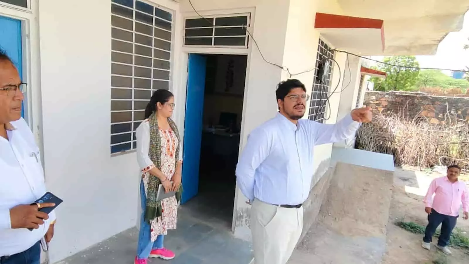 सवाई माधोपुर: सीईओ गौरव बुडानिया का औचक निरीक्षण, लापरवाही पर चार्जशीट के निर्देश