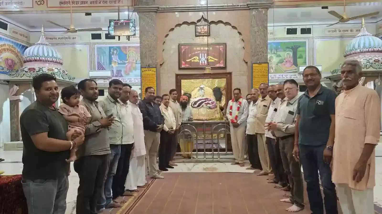 नोहर में श्री श्याम सेवा समिति बैठक के दौरान नवनिर्वाचित अध्यक्ष लालचंद चौधरी और उपस्थित सदस्यगण।