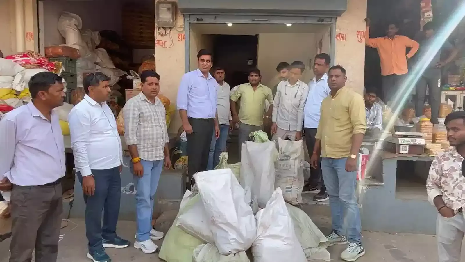 डीग में नगर परिषद टीम दुकान से भारी मात्रा में प्रतिबंधित पॉलीथिन थैलियां जब्त करते हुए। डीग में नगर परिषद टीम दुकान से भारी मात्रा में प्रतिबंधित पॉलीथिन थैलियां जब्त करते हुए।