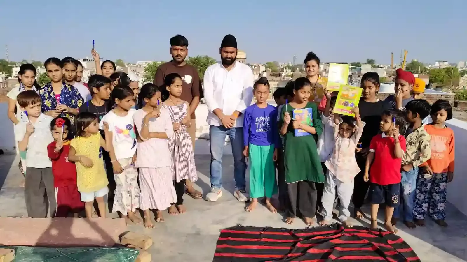 भरतपुर के एमएसजे कॉलेज में एनएसयूआई स्थापना दिवस पर बच्चों को कॉपी-पेन बांटते हुए कार्यकर्ता और पदाधिकारी। भरतपुर के एमएसजे कॉलेज में एनएसयूआई स्थापना दिवस पर बच्चों को कॉपी-पेन बांटते हुए कार्यकर्ता और पदाधिकारी।